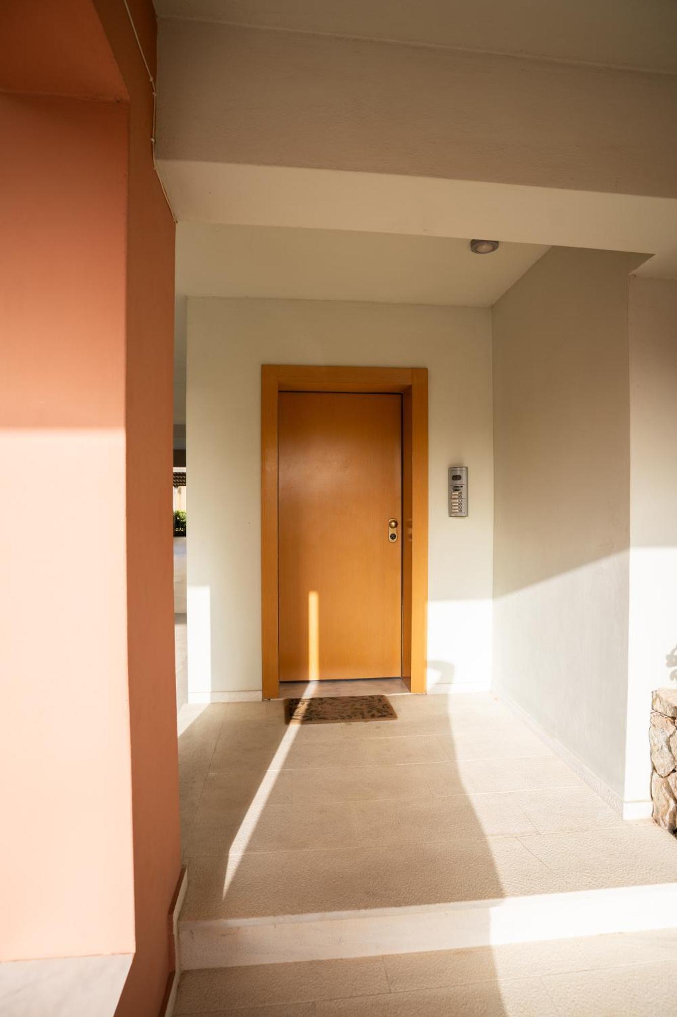 Maria'S Airport Apartment Koropion Bagian luar foto